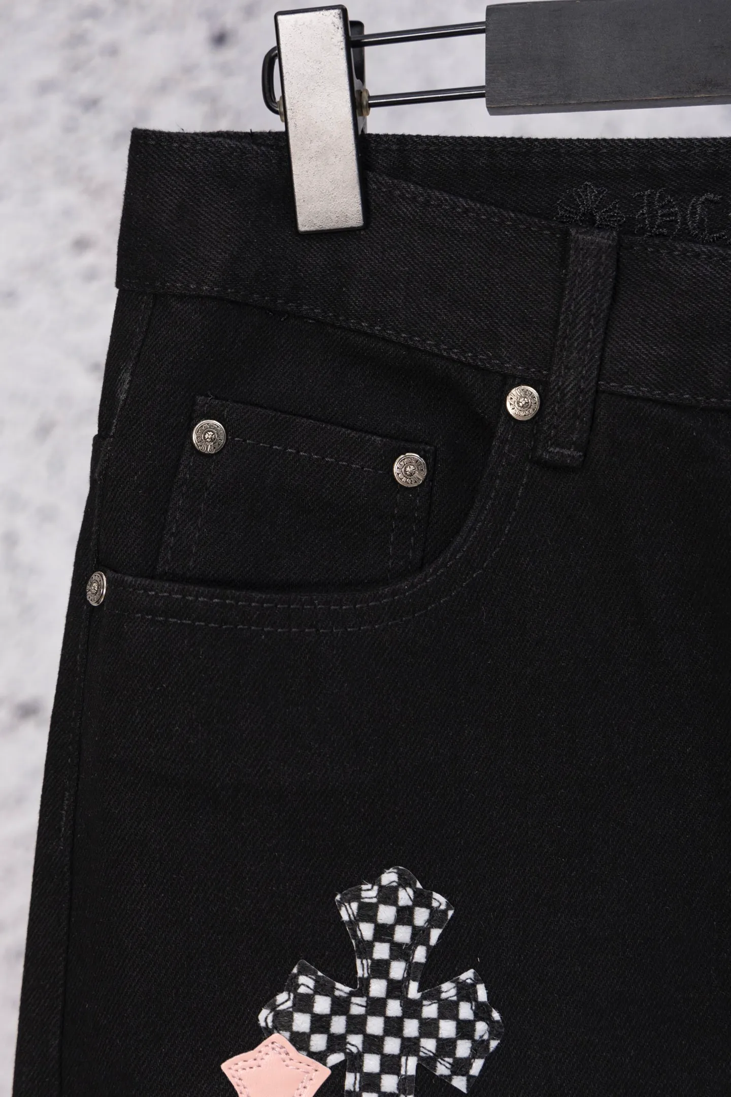 P260 CH Chromehearts limited edition black and white checkered pink cross patchwork leather black jeans, priced at 34W level, patchwork cross pattern embellishment, washed jeans! ! An absolutely high-end luxury product, a 1.9W-level god-level single product, a super popular product, made by top heavy industry, a magic weapon that cannot be missed! [About Zangyin] This is an extremely luxurious fashion brand that can also be called the aristocracy of the high street. It has always been an exclusive brand for some hipsters or rich second generations. Compared with ordinary high streets, it is more luxurious and noble. Compared with luxury brands, it is more fashionable and individual. It has always been a brand that I have a special liking for. [Top heavy industry fashion design] Consistently high-street luxury style. Speaking of this style, the Zangyin family and GU family are definitely the leading representative brands. Especially the Zangyin family has really achieved a state-of-the-art effect in creating high-street style. The unique washed material is used to create this style. The color system is already quite eye-catching. After it is decorated with patchwork cross flowers, it cleverly highlights the charm of the brand. Secondly, this style uses classic The high-waist cutting design highlights the long legs and fashionable temperament of the upper body. The brand is highly recognizable and the slim fit configuration is more suitable for daily wear. It is a product that interprets personality, fashion, and specifications at a glance. This single product is enough to make any fan excited. It can be a white T-shirt for a youthful college style, or a tight suspender for a royal style. It has strong matching ability and can be easily controlled by men.  [Materials and craftsmanship] Needless to say, this point goes without saying. As an excellent craftsman brand, Zangyin’s requirements for details and craftsmanship are really perfect. The washed color of this model has gone through so many processes, not to mention the embellishment of denim appliques. It is also purely hand-made and sewn. Just like what they believe in, only hand-made things have soul and have the meaning of wear. A top-notch heavy-duty fashionable denim item, I look forward to your perfect interpretation! !  Color: Black Size: 28-36